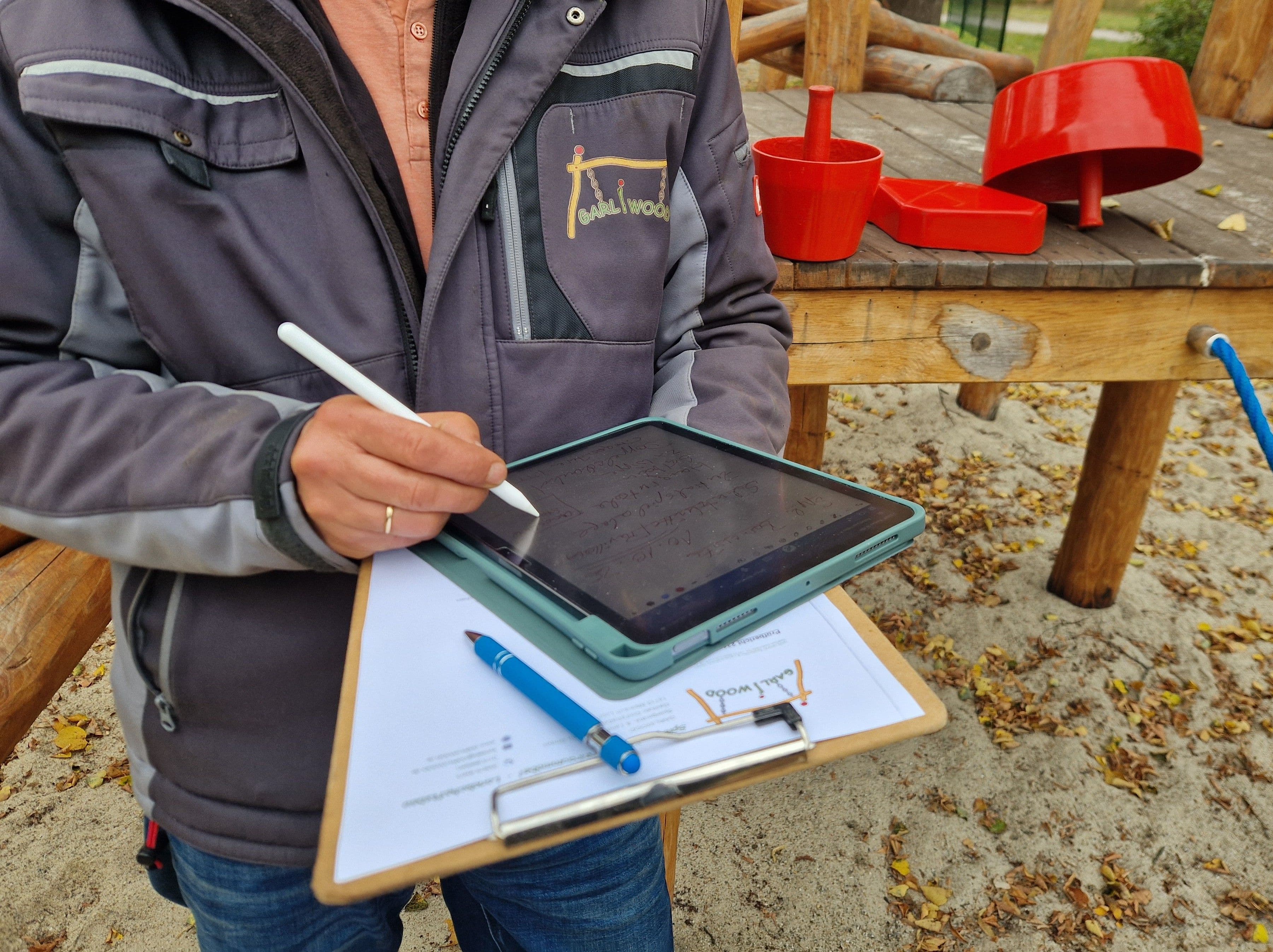 Prüfer bei der Arbeit